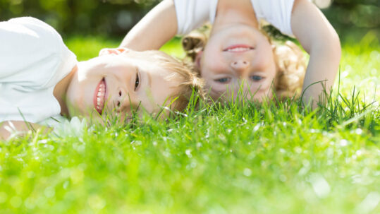 Kinder spielen