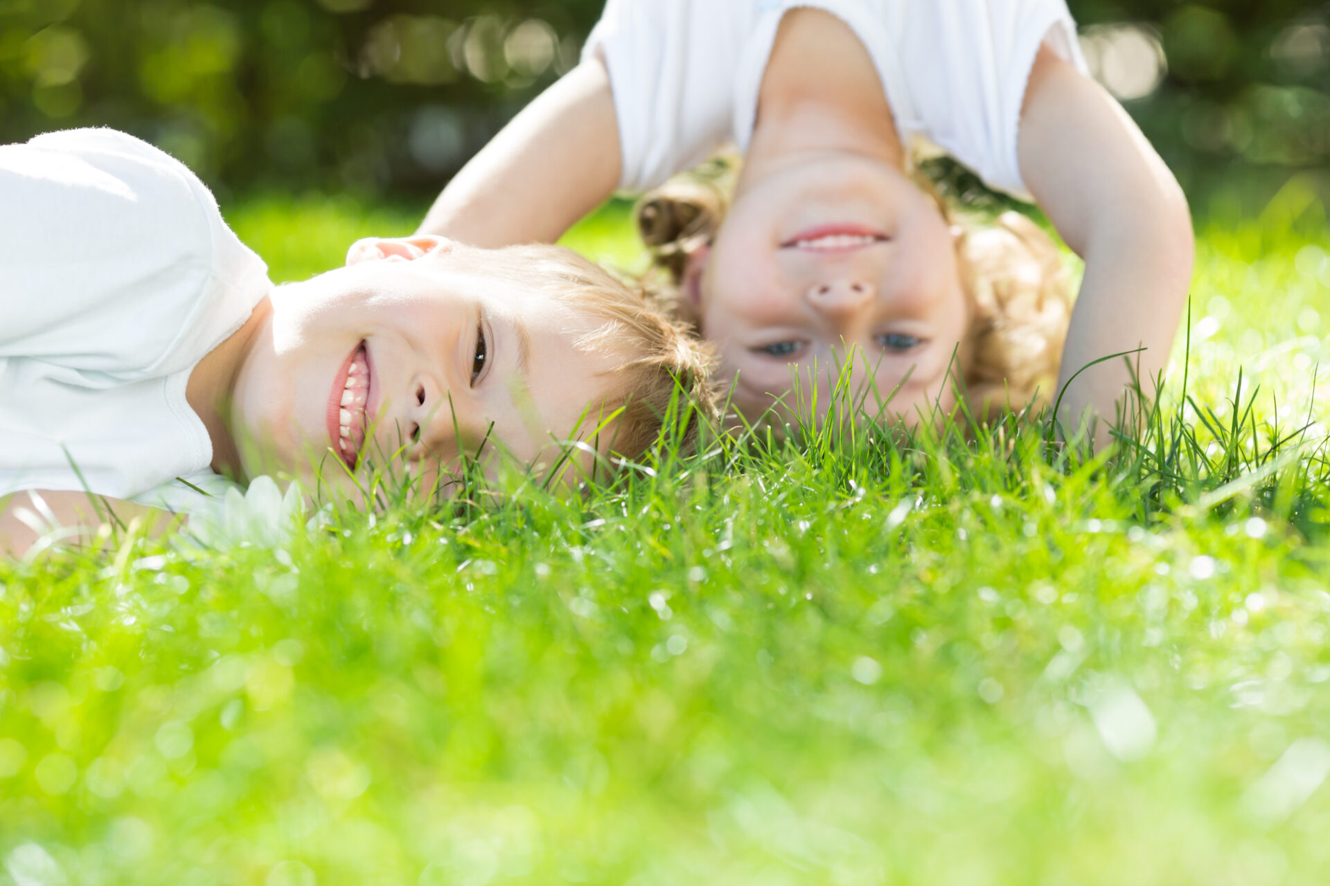 Kinder spielen